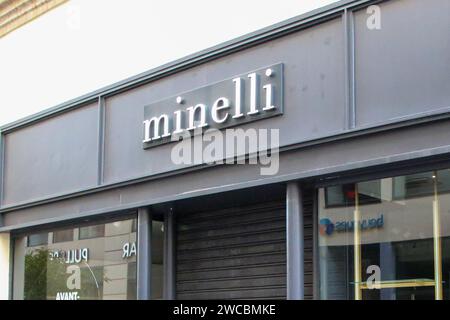 Marsiglia, Francia. 14 gennaio 2024. Vista del negozio Minelli chiuso in rue Saint-Ferréol a Marsiglia. Il tribunale commerciale di Marsiglia ha emesso il suo verdetto: Il marchio Minelli è stato rilevato dal marchio “MES Demoiselles Paris” e continuerà la sua attività. Solo 213 dei 600 dipendenti manterranno il loro lavoro.per i punti vendita, continueranno ad esistere solo 47 negozi, mentre il marchio ne contava 120 alla fine del 2023. Credito: SOPA Images Limited/Alamy Live News Foto Stock