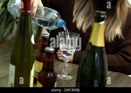 Mentone, Francia. 15 gennaio 2024. © PHOTOPQR/NICE MATIN/Jean Francois Ottonello ; Mentone ; 15/01/2024 ; ILLUSTRAZIONE DRY JANUARY - MOIS SANS IMMAGINE del BRODO DI ALCOOL su Dry January Credit: MAXPPP/Alamy Live News Foto Stock