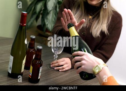 Mentone, Francia. 15 gennaio 2024. © PHOTOPQR/NICE MATIN/Jean Francois Ottonello ; Mentone ; 15/01/2024 ; ILLUSTRAZIONE DRY JANUARY - MOIS SANS IMMAGINE del BRODO DI ALCOOL su Dry January Credit: MAXPPP/Alamy Live News Foto Stock