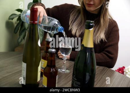 Mentone, Francia. 15 gennaio 2024. © PHOTOPQR/NICE MATIN/Jean Francois Ottonello ; Mentone ; 15/01/2024 ; ILLUSTRAZIONE DRY JANUARY - MOIS SANS IMMAGINE del BRODO DI ALCOOL su Dry January Credit: MAXPPP/Alamy Live News Foto Stock