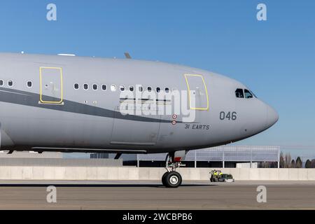 © PHOTOPQR/LA PROVENCE/SPEICH Frederic ; Istres ; 15/01/2024 ; Avion ravitailleur Airbus A330 MRTT (Multi Role Tanker Transport) Phenix de la 31e escadre eyrienne de ravitaillement et de Transport Strategiques (EARTS) des Forces Aeriennes Strategiques ( FAS ) base sur la base eyrienne 125 Charles d' Istres Istres, Francia, 15 gennaio 2024. Airbus A330 MRTT (Multi Role Tanker Transport) Phenix velivolo cisterna del 31° stormo strategico di rifornimento e trasporto aereo (EARTS) delle forze aeree strategiche (FAS) basato sulla base aerea 125 Charles d'Istres Foto Stock