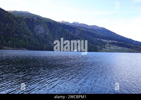 Il lago di Reschen è un lago artificiale situato nella parte occidentale dell'alto Adige, in Italia Foto Stock