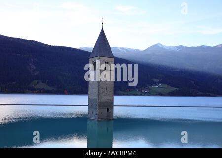 Il lago di Reschen è un lago artificiale situato nella parte occidentale dell'alto Adige, in Italia Foto Stock