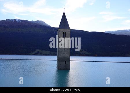 Il lago di Reschen è un lago artificiale situato nella parte occidentale dell'alto Adige, in Italia Foto Stock