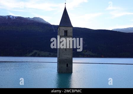 Il lago di Reschen è un lago artificiale situato nella parte occidentale dell'alto Adige, in Italia Foto Stock