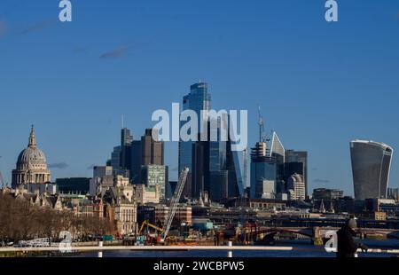 Londra, Regno Unito. 15 gennaio 2024. Una persona cammina lungo il Waterloo Bridge passando davanti allo skyline della città di Londra, il quartiere finanziario della capitale, in una giornata limpida. Credito: Vuk Valcic/Alamy Live News Foto Stock