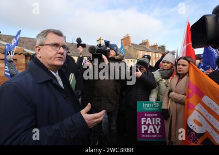 Il leader del DUP Sir Jeffrey Donaldson (a sinistra) parla ai rappresentanti dei sindacati degli insegnanti fuori dal castello di Hillsborough dopo aver incontrato il segretario dell'Irlanda del Nord Chris Heaton-Harris che sta incontrando i partiti politici per lo stallo di Stormont. Data immagine: Lunedì 15 gennaio 2024. Foto Stock