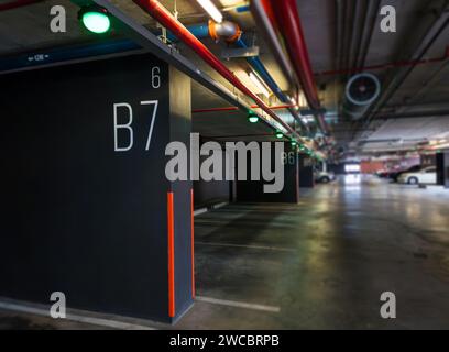 Garage per auto nell'edificio. Foto Stock