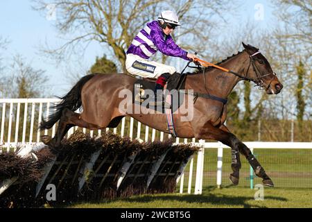 Foto del file datata 09-02-2023 di rare Edition guidata dal fantino Sam Twiston-Davies. Il promettente ostacolista rare Edition di Charlie Longsdon ha un passo avanti nel viaggio prenotato dopo un comodo successo di Kempton. Data di emissione: Lunedì 15 gennaio 2024. Foto Stock