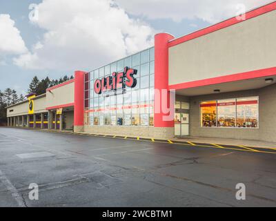 Roma, NY - 17 dicembre 2023: Ollie's Bargain Outlet, una catena americana di negozi di closeout a prezzi scontati, a febbraio 2023 la catena ha 468 sedi in Foto Stock