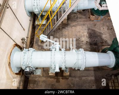 Il grande tubo metallico con valvola di sicurezza che si collega alla pompa dell'acqua per l'erogazione di acqua all'area urbana, vista frontale con lo spazio di copia. Foto Stock