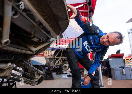 Ave, Arabie Saoudite. 15 gennaio 2024. CHABOT Ronan (fra), Overdrive Racing, Toyota Hilux, FIA Ultimate, ritratto durante la fase 8 della Dakar 2024 del 15 gennaio 2024 tra al Duwadimi e Hail, Arabia Saudita - foto Julien Delera/DPPI Credit: DPPI Media/Alamy Live News Foto Stock