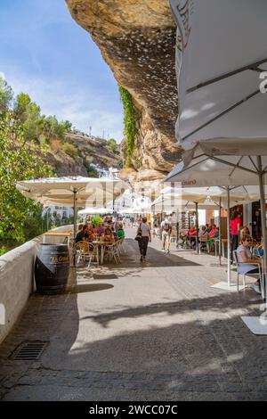 Setenil de las Bodegas, Spagna: 7 ottobre 2023: Pittoresca cittadina nella provincia di Cádiz. Le case di Setenil sono costruite sulla roccia. La pietra sono io Foto Stock