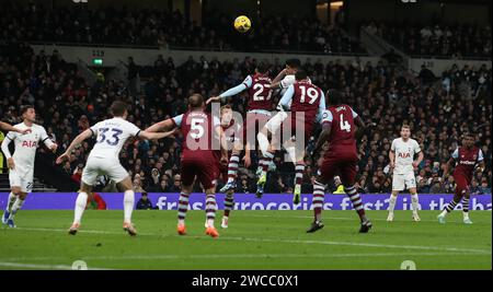 GOL 1-0, Cristian Romero del Tottenham Hotspur segna. - Tottenham Hotspur contro West Ham United, Premier League, Tottenham Hotspur Stadium, Londra, Regno Unito - 7 dicembre 2023.. Solo per uso editoriale - si applicano le restrizioni DataCo Foto Stock