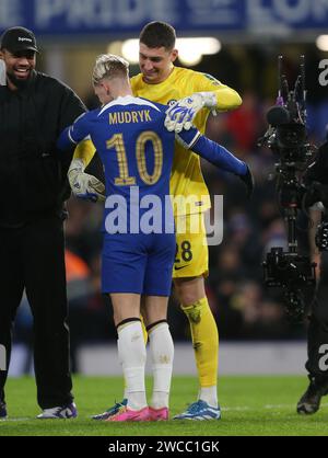 Mykhaylo Mudryk del Chelsea celebra la vittoria ai calci di rigore con Djordje Petrovic del Chelsea. - Chelsea contro Newcastle United, Carabao Cup, Stamford Bridge Stadium, Londra, Regno Unito - 19 dicembre 2023. Solo per uso editoriale - si applicano le restrizioni DataCo. Foto Stock