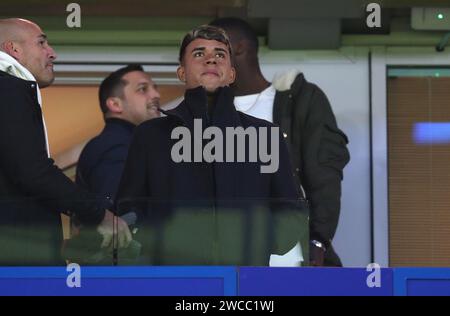 Kendry Paez del Chelsea guarda dagli stand i calciatori ecuadoriani hanno concordato un accordo per firmare per il Chelsea dall'Independiente del Valle. - Chelsea contro Newcastle United, Carabao Cup, Stamford Bridge Stadium, Londra, Regno Unito - 19 dicembre 2023. Solo per uso editoriale - si applicano le restrizioni DataCo. Foto Stock