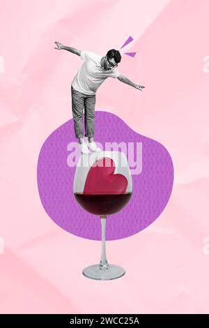 Immagine collage di foto verticali di un ragazzo impressionato in piedi bilanciano un enorme bicchiere di vino con cuore annegato su sfondo di carta rosa Foto Stock