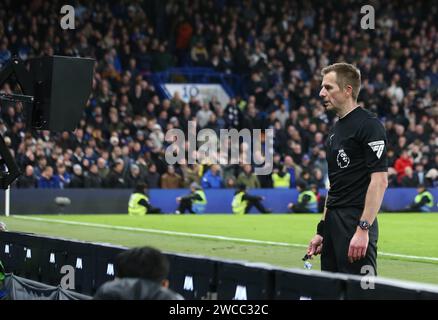 Arbitro, Michael Salisbury guarda il monitor VAR dell'arbitro Video Assistant. - Chelsea contro Crystal Palace, Premier League, Stamford Bridge Stadium, Londra, Regno Unito - 27 dicembre 2023. Solo per uso editoriale - si applicano le restrizioni DataCo. Foto Stock