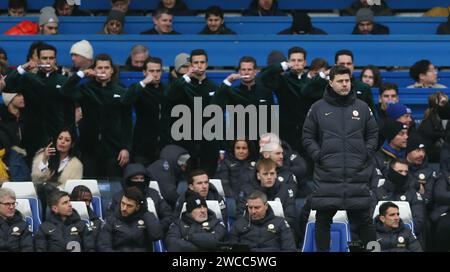 Gli attori cinematografici di Argylle fanno acrobazie per promuovere il film a Stamford Bridge spazzolando i denti dietro Mauricio Pochettino Manager di Chelsea Dugout. - Chelsea contro Fulham, Premier League, Stamford Bridge Stadium, Londra, Regno Unito - 13 gennaio 2024. Solo per uso editoriale - si applicano le restrizioni DataCo. Foto Stock