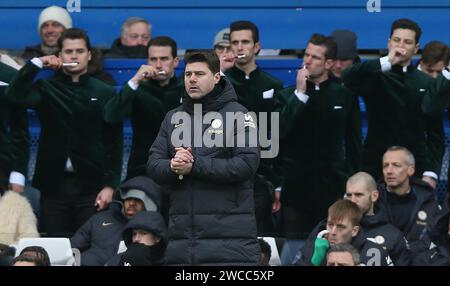 Gli attori cinematografici di Argylle fanno acrobazie per promuovere lo spostamento a Stamford Bridge spazzolando i denti dietro Mauricio Pochettino Manager di Chelsea Dugout. - Chelsea contro Fulham, Premier League, Stamford Bridge Stadium, Londra, Regno Unito - 13 gennaio 2024. Solo per uso editoriale - si applicano le restrizioni DataCo. Foto Stock