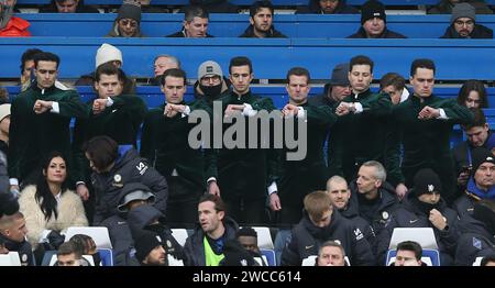 Gli attori cinematografici di Argylle fanno acrobazie per promuovere il film a Stamford Bridgeguardando lì gli orologi dietro Mauricio Pochettino Manager di Chelsea Dugout. - Chelsea contro Fulham, Premier League, Stamford Bridge Stadium, Londra, Regno Unito - 13 gennaio 2024. Solo per uso editoriale - si applicano le restrizioni DataCo. Foto Stock