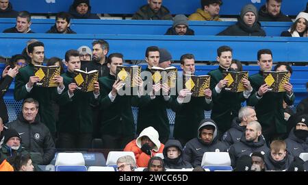 Gli attori cinematografici di Argylle fanno acrobazie per promuovere il film a Stamford Bridge leggendo il libro di Argylle dietro Mauricio Pochettino Manager di Chelsea Dugout. - Chelsea contro Fulham, Premier League, Stamford Bridge Stadium, Londra, Regno Unito - 13 gennaio 2024. Solo per uso editoriale - si applicano le restrizioni DataCo. Foto Stock