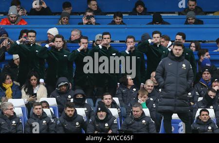 Gli attori cinematografici di Argylle fanno acrobazie per promuovere il film a Stamford Bridge spazzolando i denti dietro Mauricio Pochettino Manager di Chelsea Dugout. - Chelsea contro Fulham, Premier League, Stamford Bridge Stadium, Londra, Regno Unito - 13 gennaio 2024. Solo per uso editoriale - si applicano le restrizioni DataCo. Foto Stock