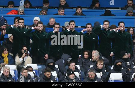 Gli attori cinematografici di Argylle fanno acrobazie per promuovere il film a Stamford Bridge spazzolando i denti dietro Mauricio Pochettino Manager di Chelsea Dugout. - Chelsea contro Fulham, Premier League, Stamford Bridge Stadium, Londra, Regno Unito - 13 gennaio 2024. Solo per uso editoriale - si applicano le restrizioni DataCo. Foto Stock