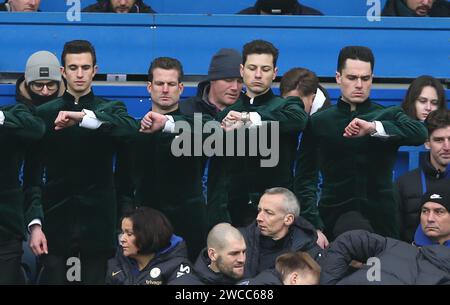 Gli attori cinematografici di Argylle fanno acrobazie per promuovere il film a Stamford Bridgeguardando lì gli orologi dietro Mauricio Pochettino Manager di Chelsea Dugout. - Chelsea contro Fulham, Premier League, Stamford Bridge Stadium, Londra, Regno Unito - 13 gennaio 2024. Solo per uso editoriale - si applicano le restrizioni DataCo. Foto Stock