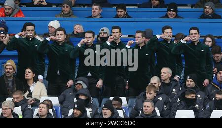 Gli attori cinematografici di Argylle fanno acrobazie per promuovere lo spostamento a Stamford Bridge spazzolando i denti dietro Mauricio Pochettino Manager di Chelsea Dugout. - Chelsea contro Fulham, Premier League, Stamford Bridge Stadium, Londra, Regno Unito - 13 gennaio 2024. Solo per uso editoriale - si applicano le restrizioni DataCo. Foto Stock