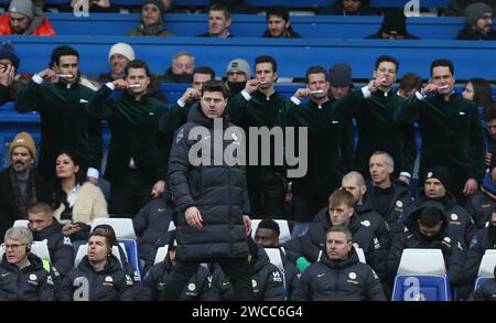 Gli attori cinematografici di Argylle fanno acrobazie per promuovere lo spostamento a Stamford Bridge spazzolando i denti dietro Mauricio Pochettino Manager di Chelsea Dugout. - Chelsea contro Fulham, Premier League, Stamford Bridge Stadium, Londra, Regno Unito - 13 gennaio 2024. Solo per uso editoriale - si applicano le restrizioni DataCo. Foto Stock