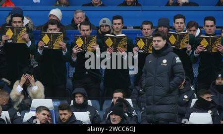 Gli attori cinematografici di Argylle fanno acrobazie per promuovere il film a Stamford Bridge leggendo il libro di Argylle dietro Mauricio Pochettino Manager di Chelsea Dugout. - Chelsea contro Fulham, Premier League, Stamford Bridge Stadium, Londra, Regno Unito - 13 gennaio 2024. Solo per uso editoriale - si applicano le restrizioni DataCo. Foto Stock