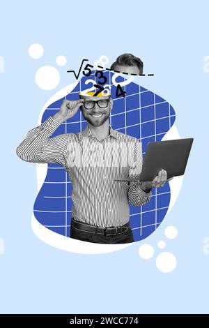 Immagine collage verticale di un insegnante intelligente con colori bianco e nero che utilizza un computer portatile e brainstorming durante le lezioni di matematica su sfondo blu Foto Stock