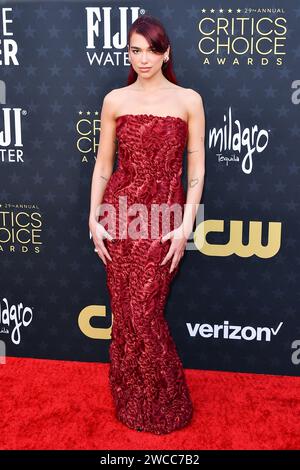 Santa Monica, Stati Uniti. 15 gennaio 2024. Dua Lipa partecipa al 29° Annual Critics Choice Awards al Barker Hangar il 14 gennaio 2024 a Santa Monica, California. Foto: C Flanigan/imageSPACE/Sipa USA credito: SIPA USA/Alamy Live News Foto Stock