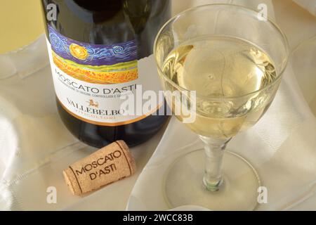 Torino, Piemonte, Italia. -01-12-2023- bottiglia e bicchiere di vino frizzante dolce Moscato d'Asti. Foto Stock
