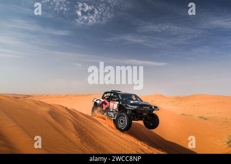 243 BOTTERILL Guy David (zaf), CUMMINGS Brett (zaf), Toyota Gazoo Racing, Toyota GR DKR Hilux, FIA Ultimate, azione durante la fase 8 della Dakar 2024 il 15 gennaio 2024 tra al Duwadimi e Hail, Arabia Saudita - foto Antonin Vincent/DPPI Credit: DPPI Media/Alamy Live News Foto Stock