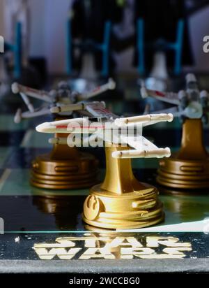 Foto di un pezzo degli scacchi di X-Wing starfighter tratto da un gioco da tavolo 3D A la carte Star Wars Chess Collector's Vintage 1999 Foto Stock