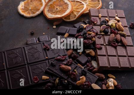 Cioccolato schiacciato su uno sfondo rustico. Diversi tipi di cioccolato Foto Stock