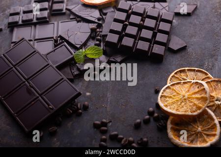 Cioccolato schiacciato su uno sfondo rustico. Diversi tipi di cioccolato Foto Stock