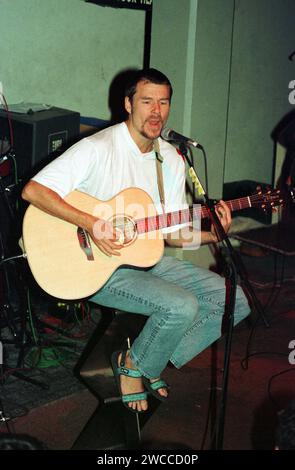 Stuart Adamson, cantante solista degli Skids e dei Big Country, ha suonato in un concerto solista a Londra il 2 settembre 1994 Foto Stock