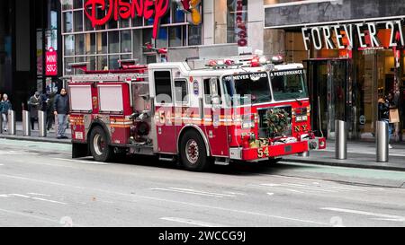 NEW YORK CITY, NEW YORK, USA - 10 GENNAIO 2024: Autopompa FDNY in piedi a Time Square Foto Stock