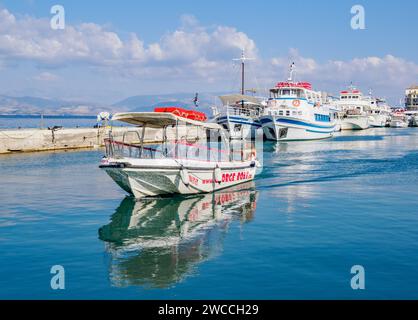 George Boat, un servizio di taxi locale gestito dal capitano George lungo la costa nord-occidentale di Corfù, in Grecia, dirigendosi verso il vecchio porto della città di Corfù Foto Stock