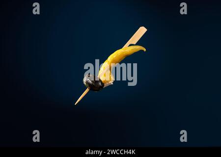 Bastoncini di stuzzichini con olive e peperoni ripieni. Foto Stock