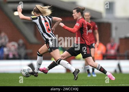 Manchester United Women / Newcastle Women's fa Cup quarto turno LEIGH, INGHILTERRA - 14 DICEMBRE: Emma Kelly e Hayley Ladd del Manchester Utd durante la partita del quarto turno di fa Cup femminile tra Manchester United e Newcastle al Leigh Sports Village il 14 gennaio 2024 a Leigh, Inghilterra. Foto Stock