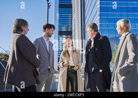 Un gruppo di uomini d'affari di un'azienda guidata da una donna competente. Allegro ritratto di un gruppo di felici colleghi di diverse razze ed età. Foto Stock