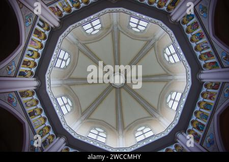 Castelpetroso - Molise - Basilica minore dell'Addolorata Santuario - Cupola interna raffigurante i santi più venerati del Molise. Foto Stock