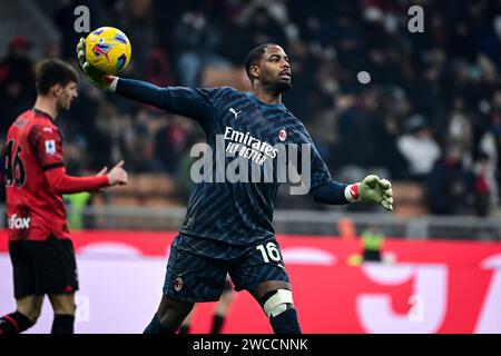 Milan, Italy, 14/01/2024, il portiere francese del Milan #16 Mike Maignan in azione durante la partita di serie A italiana AC Milan vs AS Roma allo Stadio San Siro di Milano, Italia il 15 gennaio 2024 crediti: Piero Cruciatti/Alamy Live News Foto Stock