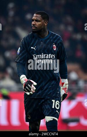 Milan, Italy, 14/01/2024, il portiere francese del Milan #16 Mike Maignan in azione durante la partita di serie A italiana AC Milan vs AS Roma allo Stadio San Siro di Milano, Italia il 15 gennaio 2024 crediti: Piero Cruciatti/Alamy Live News Foto Stock