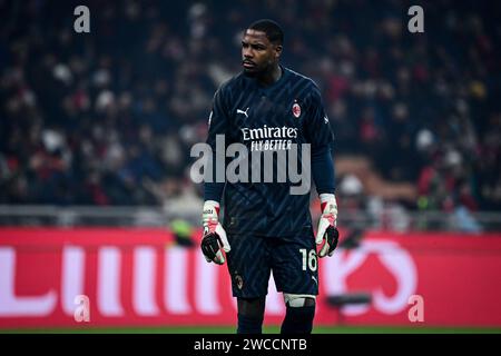 Milan, Italy, 14/01/2024, il portiere francese del Milan #16 Mike Maignan in azione durante la partita di serie A italiana AC Milan vs AS Roma allo Stadio San Siro di Milano, Italia il 15 gennaio 2024 crediti: Piero Cruciatti/Alamy Live News Foto Stock