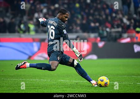 Milan, Italy, 14/01/2024, il portiere francese del Milan #16 Mike Maignan in azione durante la partita di serie A italiana AC Milan vs AS Roma allo Stadio San Siro di Milano, Italia il 15 gennaio 2024 crediti: Piero Cruciatti/Alamy Live News Foto Stock